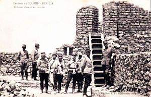 1717- Meridja - Pres de Colomb-Bechar - Officiers devant un Bastion